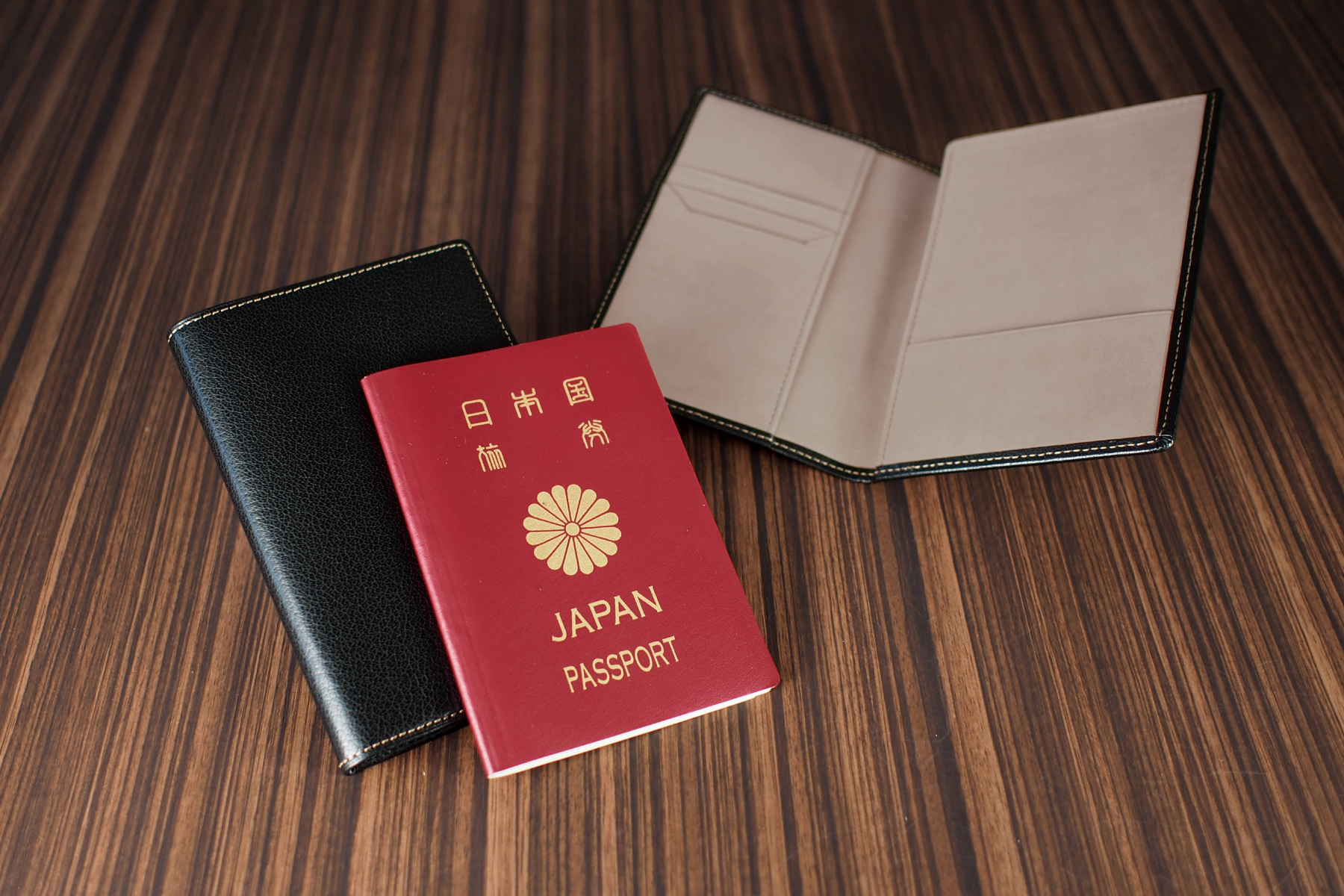 記念品 人気 本革製パスポートケース ツートン仕様
