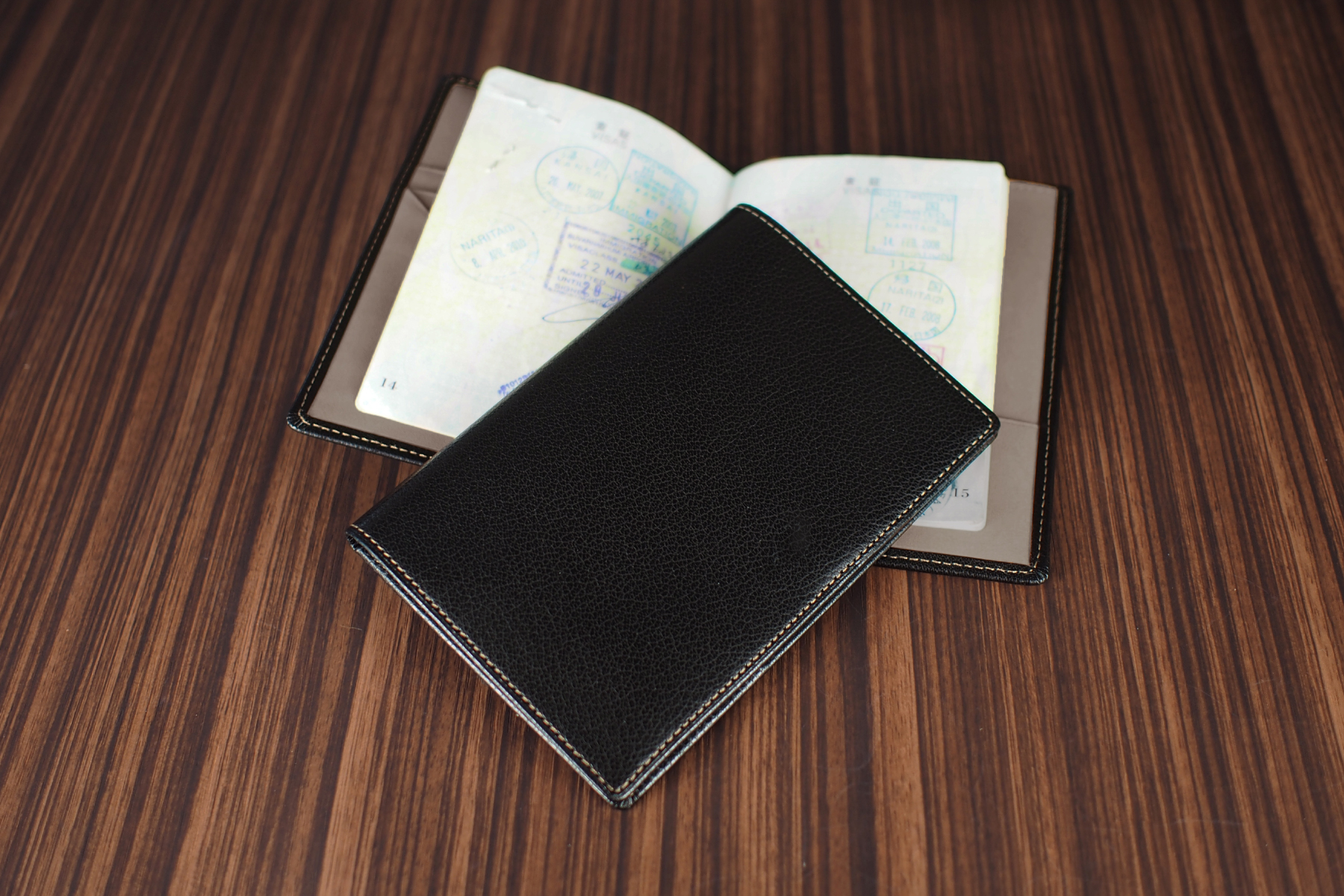 本革製パスポートケース ツートン 使用イメージ