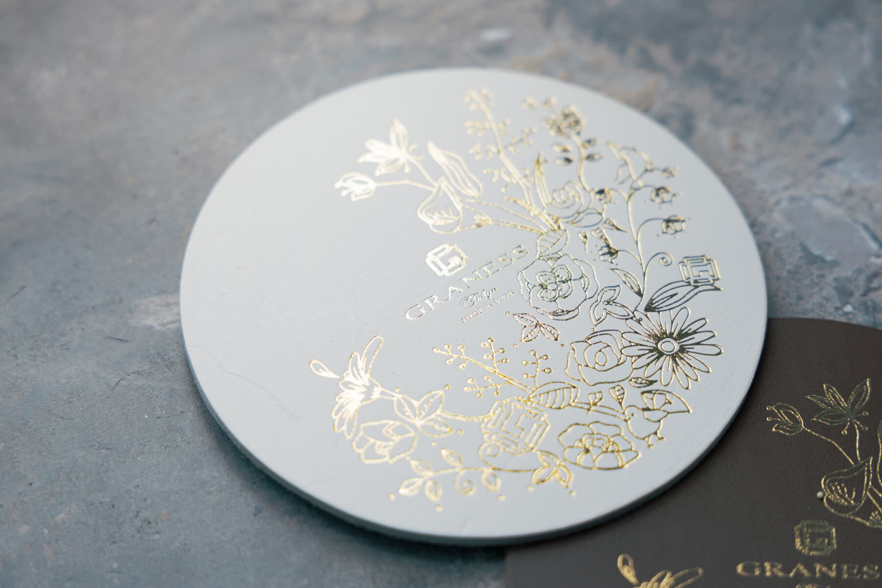 高級記念品にレザーが選ばれる理由とその価値