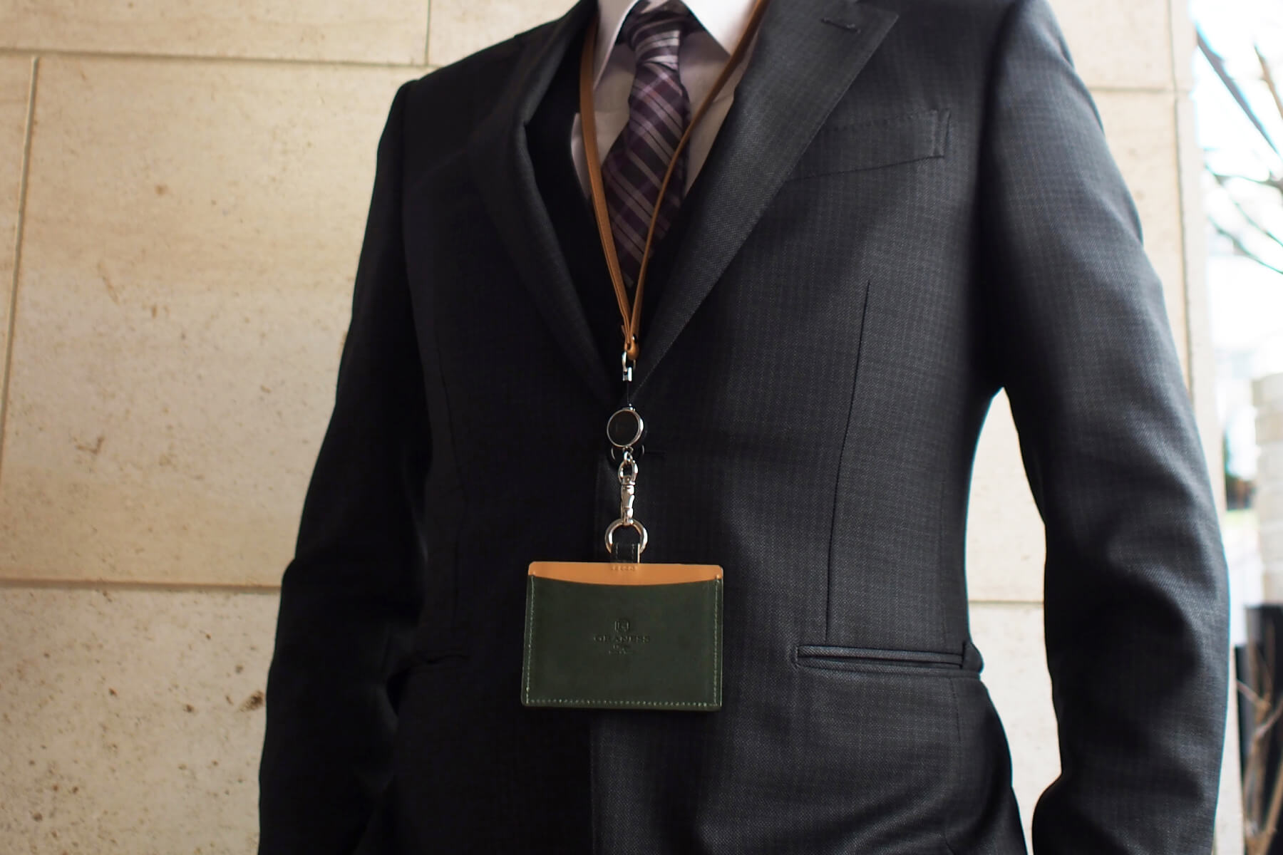 本革の社員証ケースを注文する際の値段相場とは