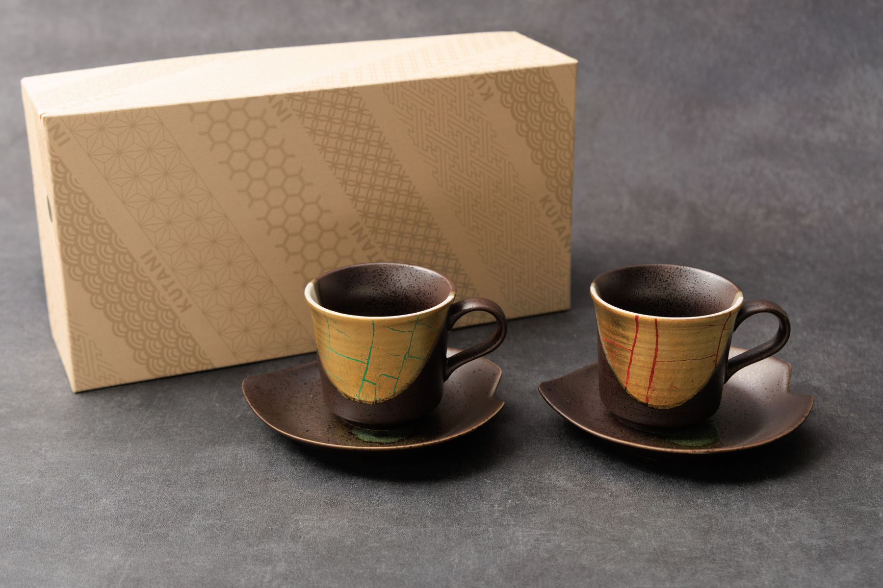 九谷焼 コーヒーカップ 金箔彩 名入れ 記念品 化粧箱